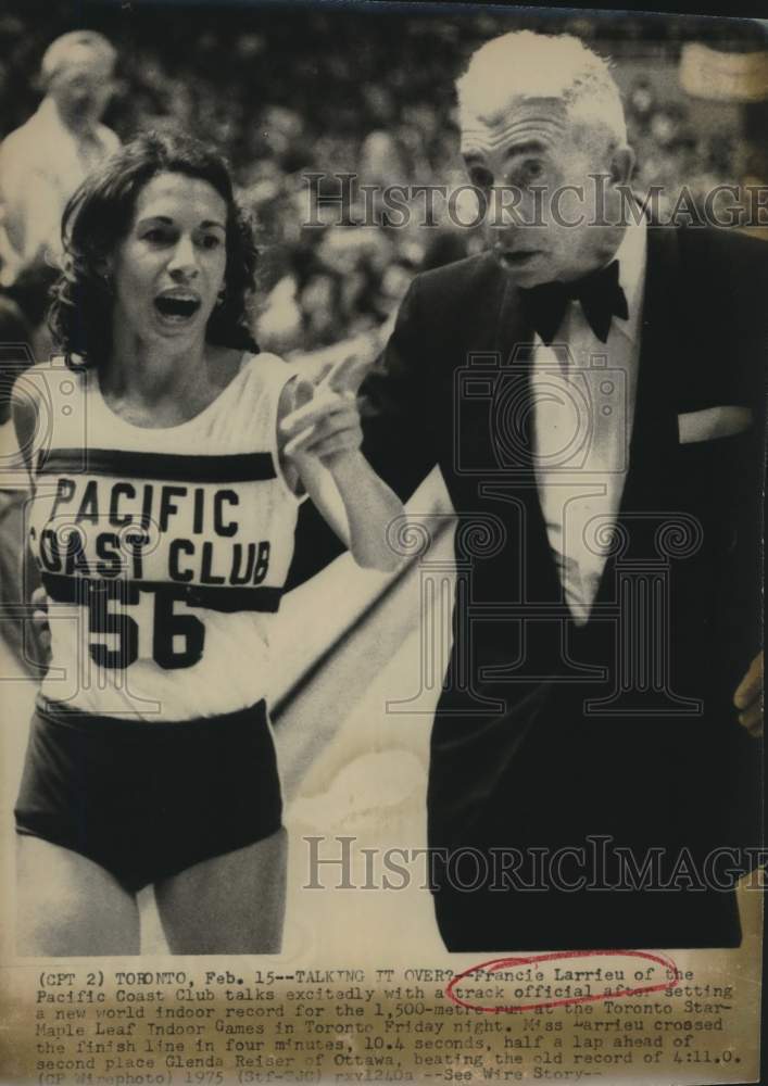 1975 Press Photo Runner Francie Larrieu Talks With Track Official, Toronto- Historic Images