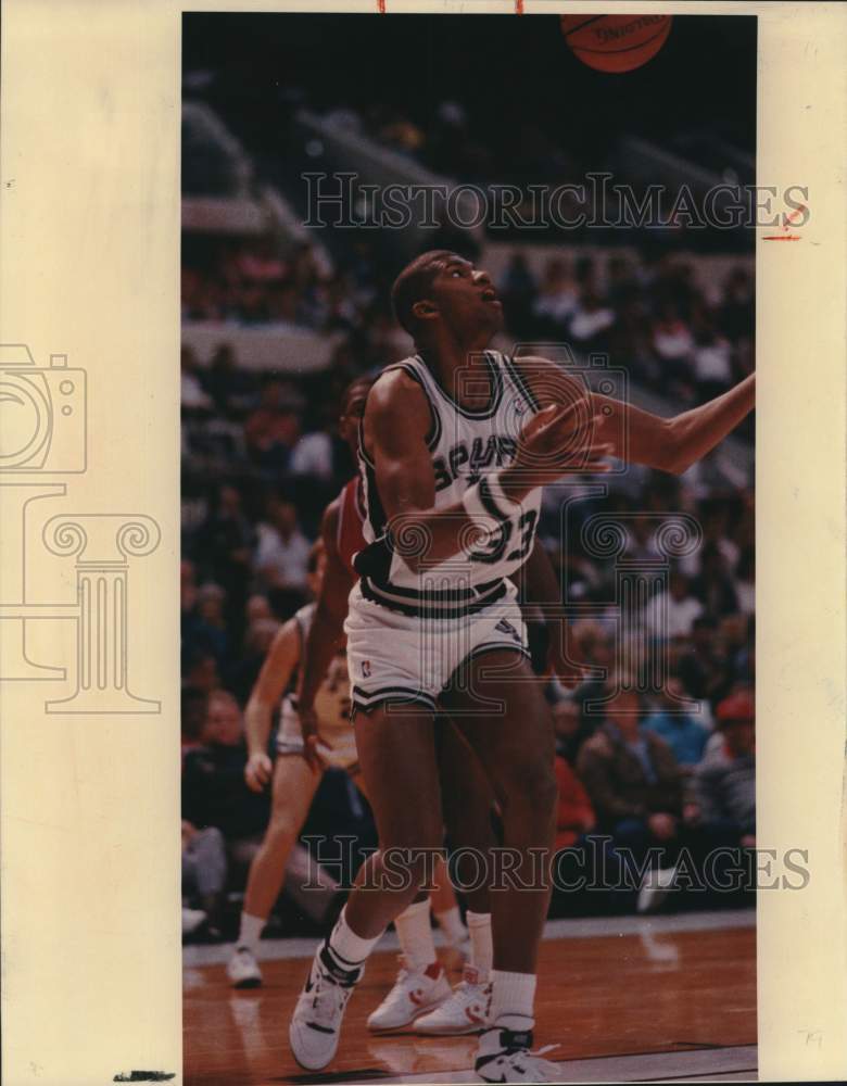 1988 Press Photo San Antonio Spurs Basketball Player Greg Anderson Rebounds- Historic Images
