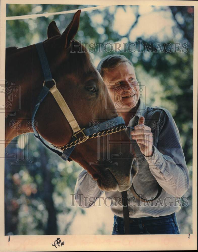 1990 Press Photo Horse Trainer Kevin Conley Pets Sorrento Beau - sas22734- Historic Images