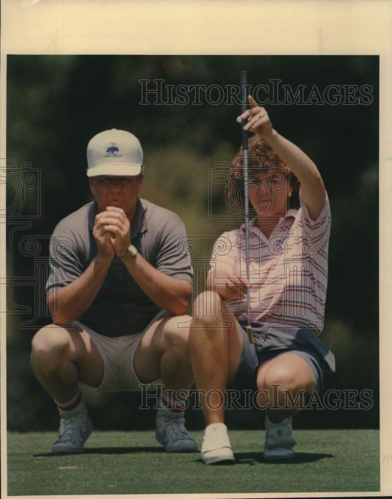 1988 Press Photo Golfer Michelle Harden &amp; Father Line Up Putt at City Tourney- Historic Images