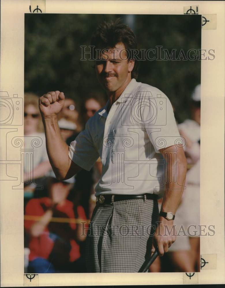 1989 Press Photo Golfer Donnie Hammond Makes Putt, Pumps Fist at Texas Open- Historic Images