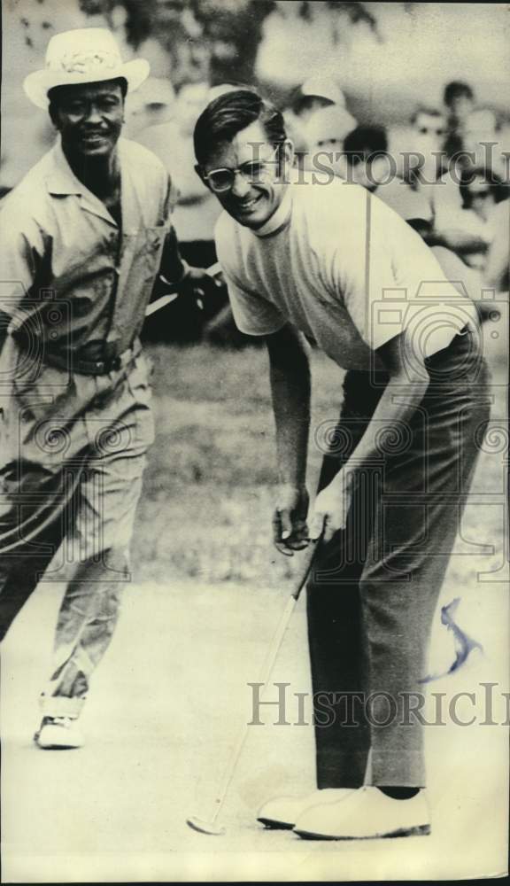 1970 Press Photo Golfer Dave Hill Putts - sas22783- Historic Images