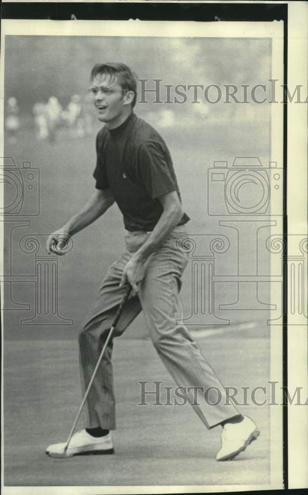 1970 Press Photo Dave Hill Sinks Putt, Celebrates at Westchester Golf Classic- Historic Images