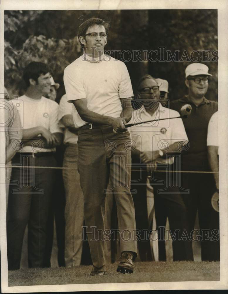 Press Photo Golfer Dave Hill &amp; Spectators Watch Shot - sas22789- Historic Images