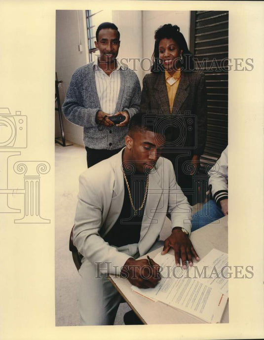 1992 Press Photo Herman & Norma Morris Watch Anthony Holmes Sign With Texas- Historic Images