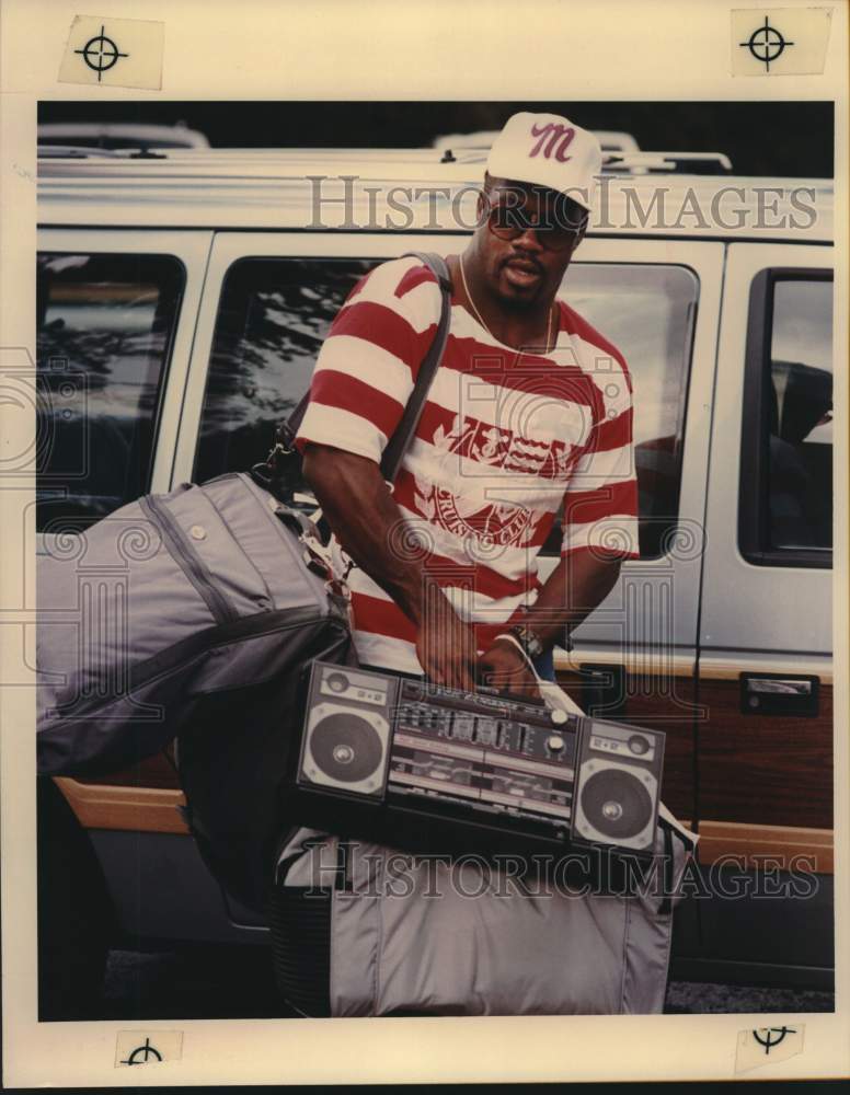 1990 Press Photo Dallas Cowboys Football Player Tommie Agee Arrives at Camp- Historic Images