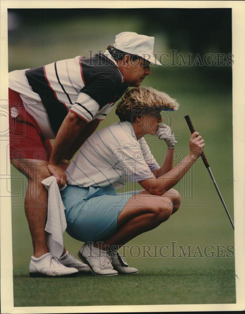 1992 Press Photo Cheryl &amp; Steve Aceto Line Up Putt at Riverside Golf Course- Historic Images