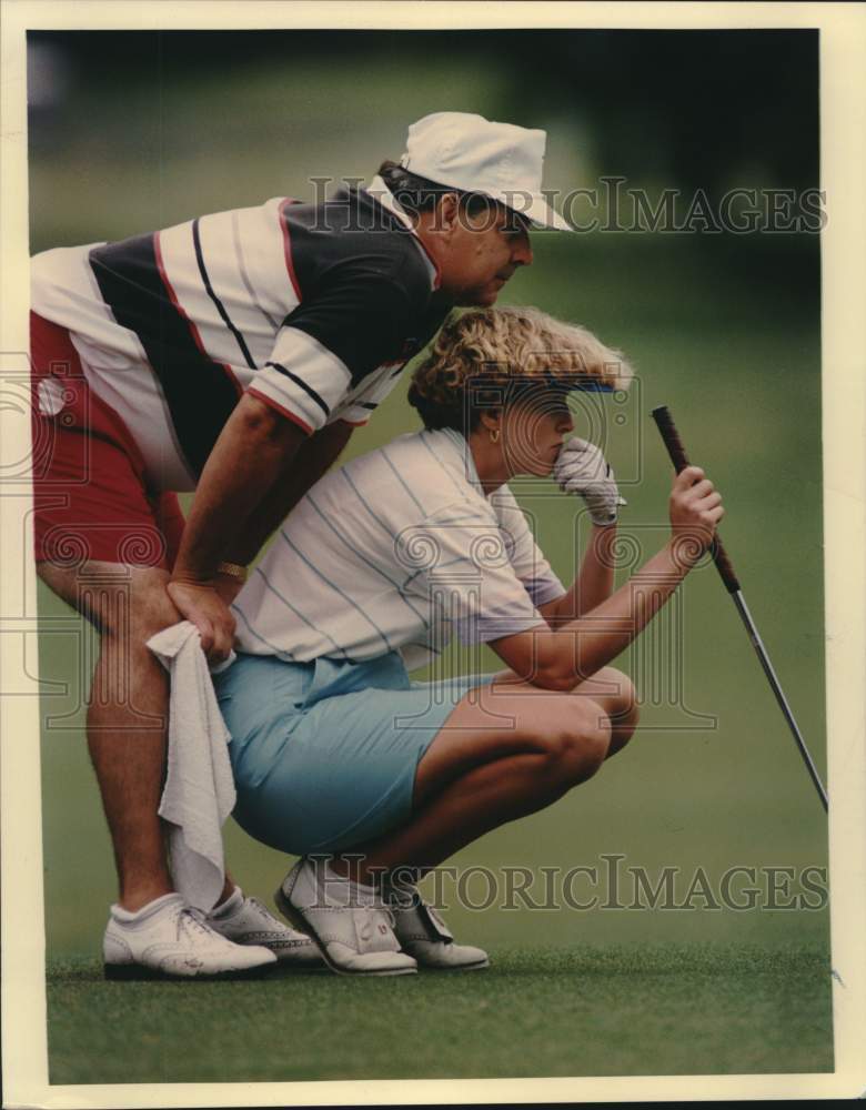 1992 Press Photo Cheryl & Steve Aceto Line Up Putt at Riverside Golf Course- Historic Images