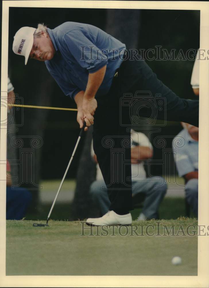 1992 Press Photo Golfer Roger Maltbie Putts at Oak Hills, Texas Open - sas22843- Historic Images