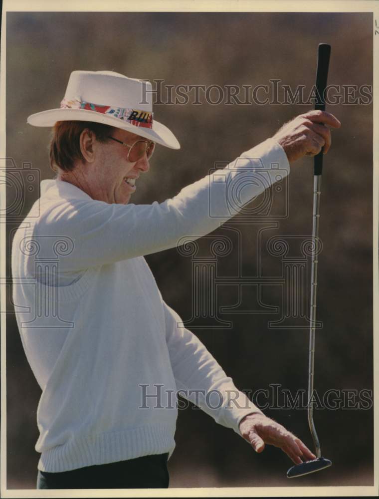 1990 Press Photo Golfer Butch Baird Lines Up Putt at Dominion Pro-Am Tournament- Historic Images
