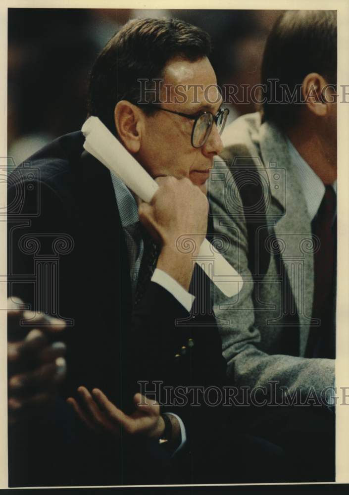 1989 Press Photo San Antonio Spurs Basketball Coach Larry Brown Sits on Sideline- Historic Images