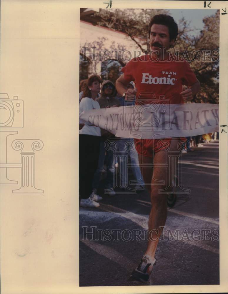 1988 Press Photo San Antonio Marathon Winner Roger Soler Crosses Finish Line- Historic Images