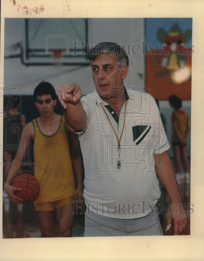 1988 Press Photo McCollum High School Basketball Coach Dennis Smith at Practice- Historic Images