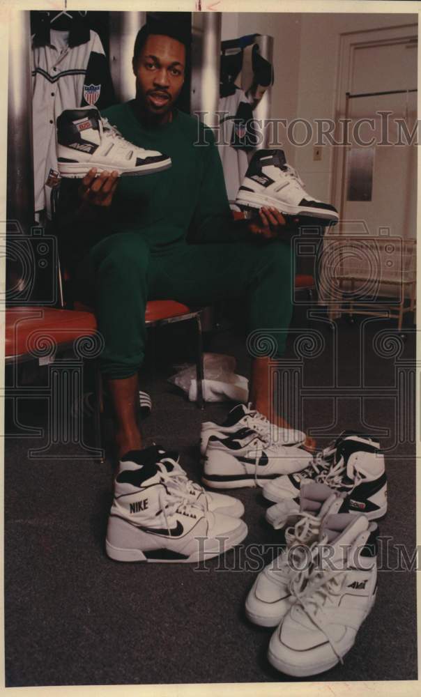 1987 Press Photo San Antonio Spurs Basketball Player David Greenwood With Shoes- Historic Images