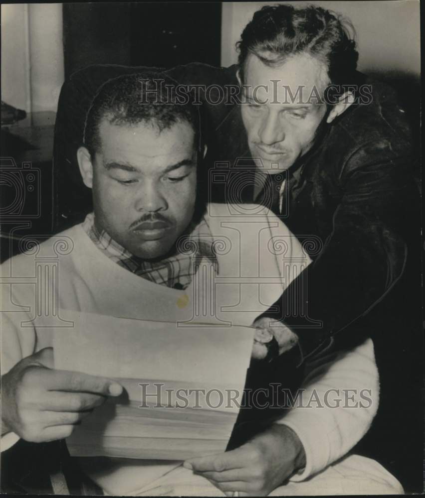 1952 Press Photo Boxer Joe Louis &amp; Secretary Leonard Reed Look Over Papers- Historic Images