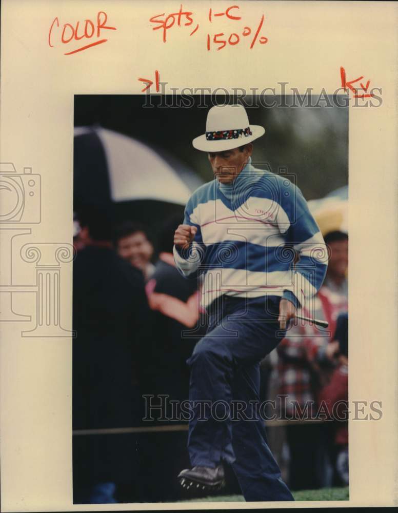 1991 Press Photo Golfer Chi Chi Rodriguez Celebrates After Sinking Putt- Historic Images