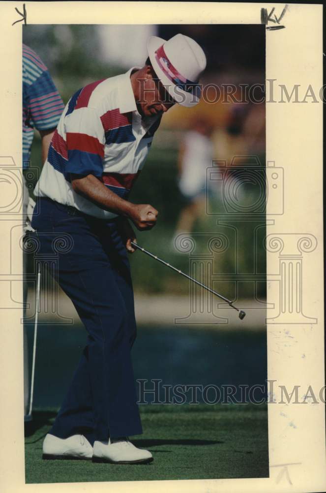 1992 Press Photo Golfer Chi Chi Rodriguez Celebrates After Sinking Putt- Historic Images