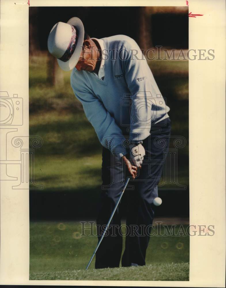 1994 Press Photo Golfer Chi Chi Rodriguez Takes Shot at Dominion Country Club- Historic Images