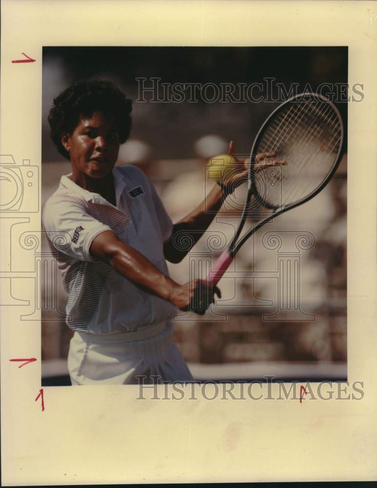 1988 Press Photo Tennis Player Lori McNeil Returns Shot at Hardcourt Tournament- Historic Images