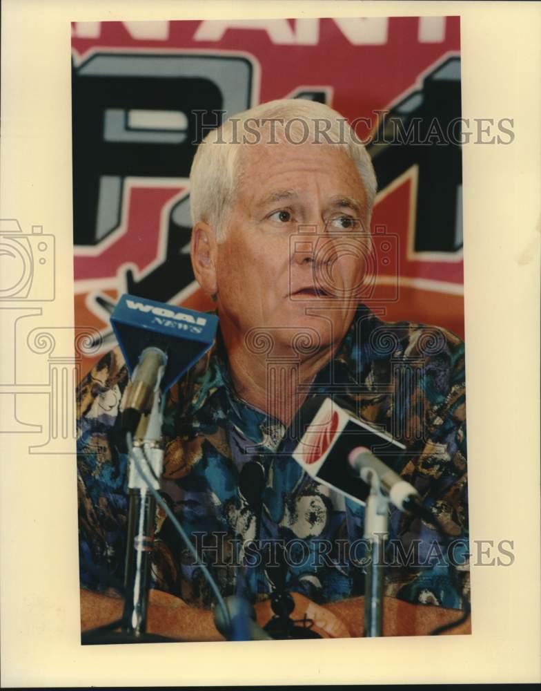 1992 Press Photo San Antonio Spurs Basketball Manager Bob Bass Talks to Press- Historic Images