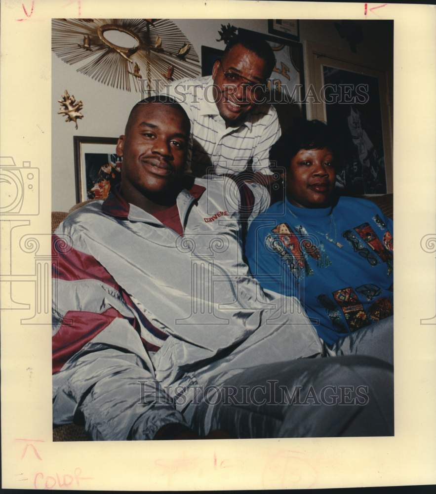 1992 Press Photo Basketball Player Shaquille O&#39;Neal &amp; Philip &amp; Lucille Harrison- Historic Images