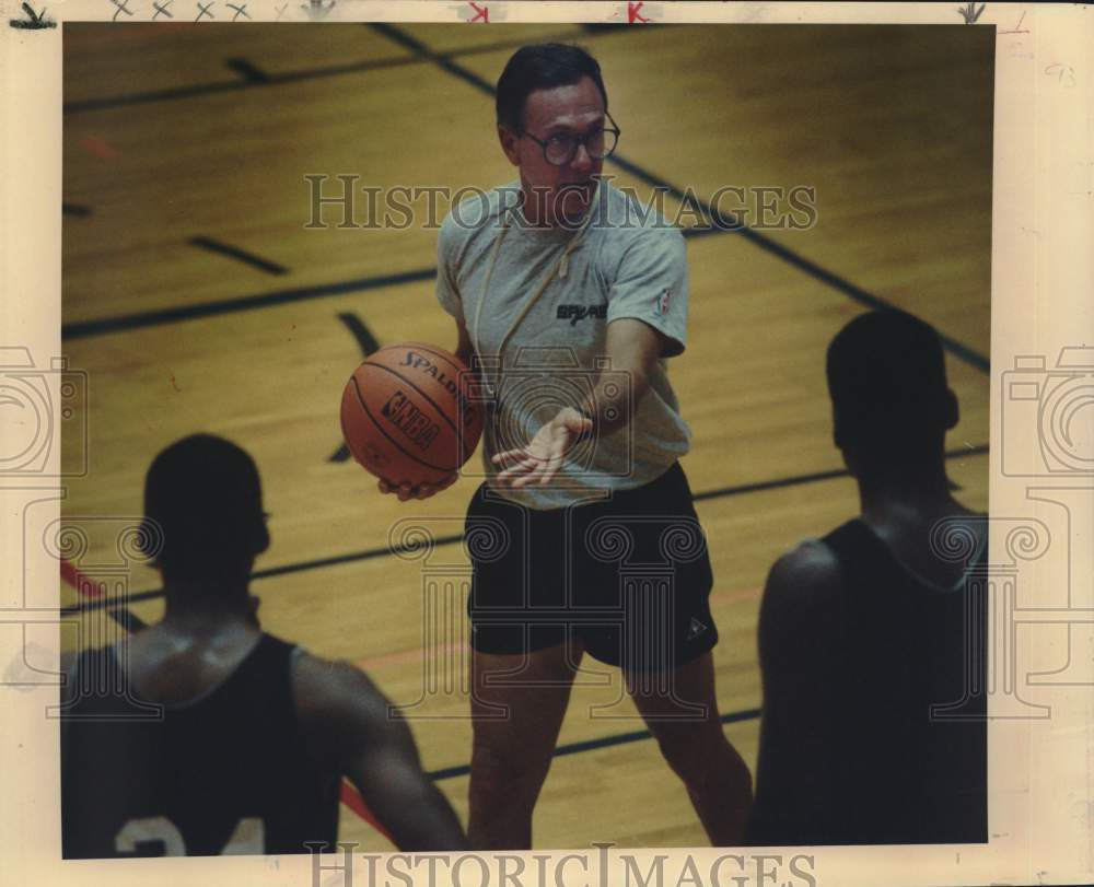1988 Press Photo San Antonio Spurs Basketball Larry Brown at Practice- Historic Images