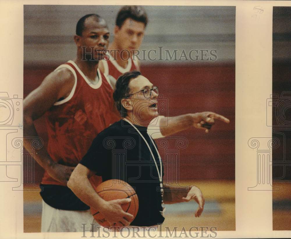 1990 Press Photo San Antonio Spurs Basketball Coach & Players at Practice- Historic Images