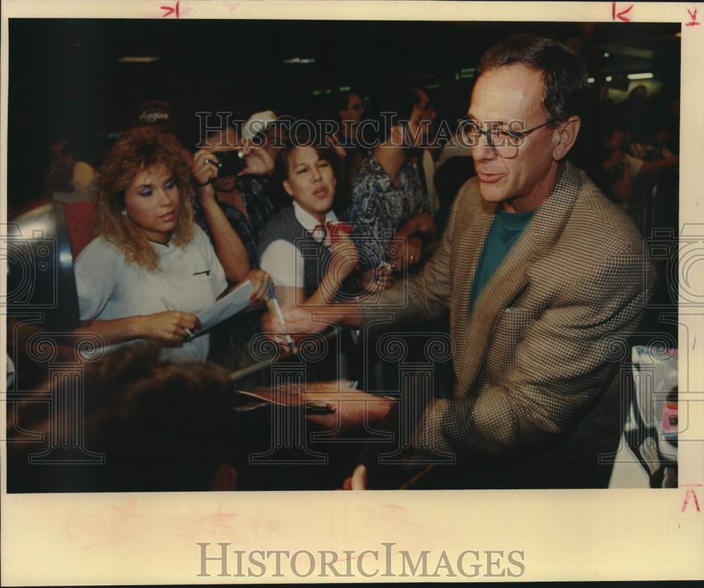 1990 Press Photo San Antonio Spurs Basketball Coach Larry Brown Greets Fans- Historic Images