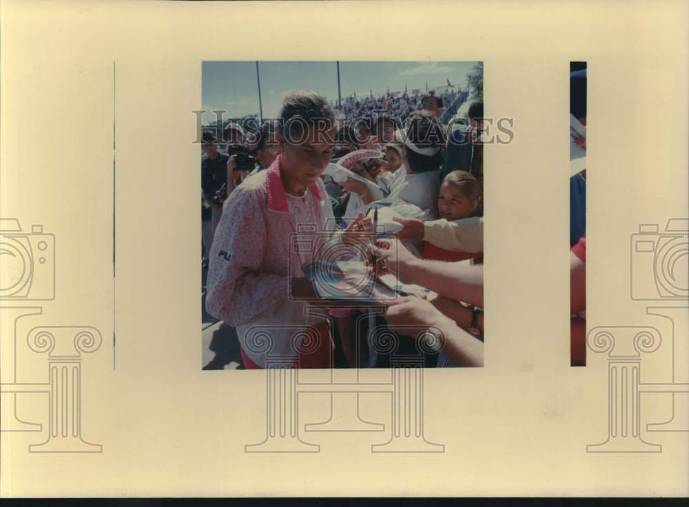 1991 Press Photo Tennis Player Monica Seles Signs Autographs After Win- Historic Images