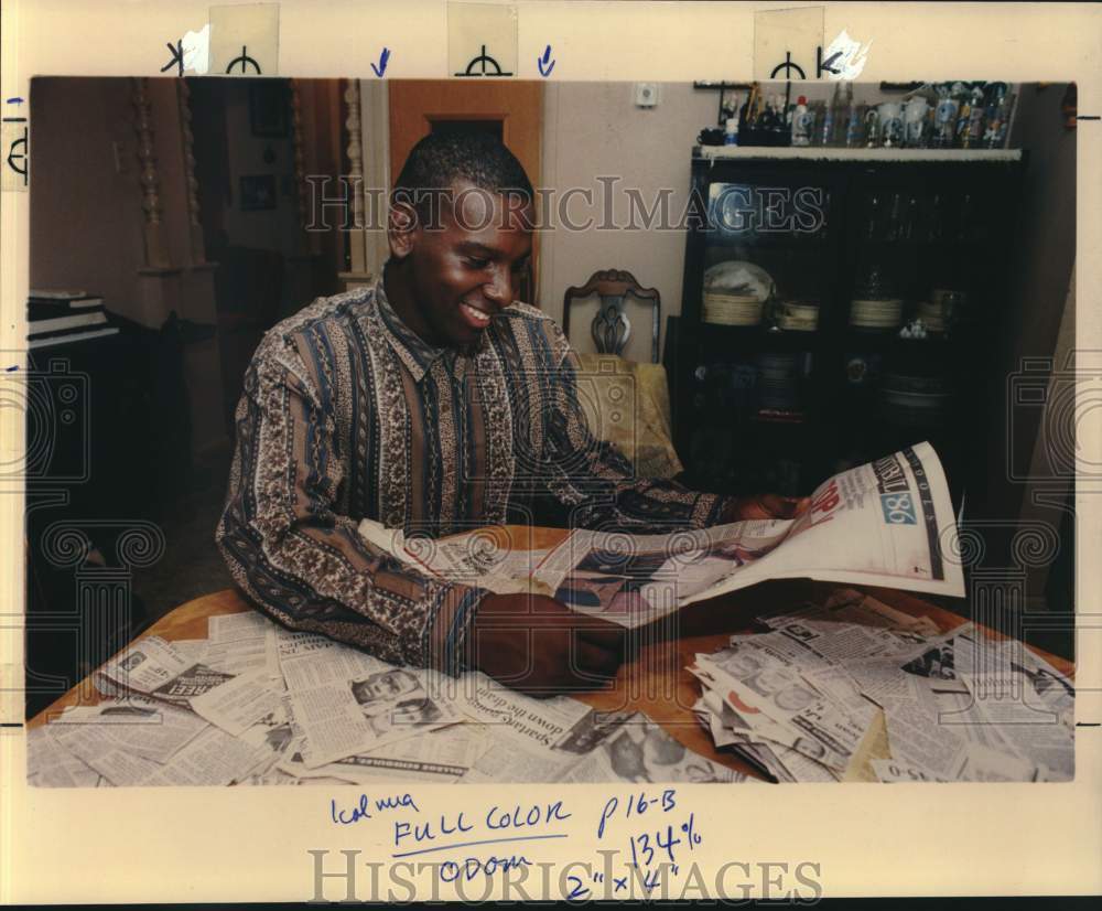 1990 Press Photo University of Michigan Football Player Wilbur Odom Reads Paper- Historic Images