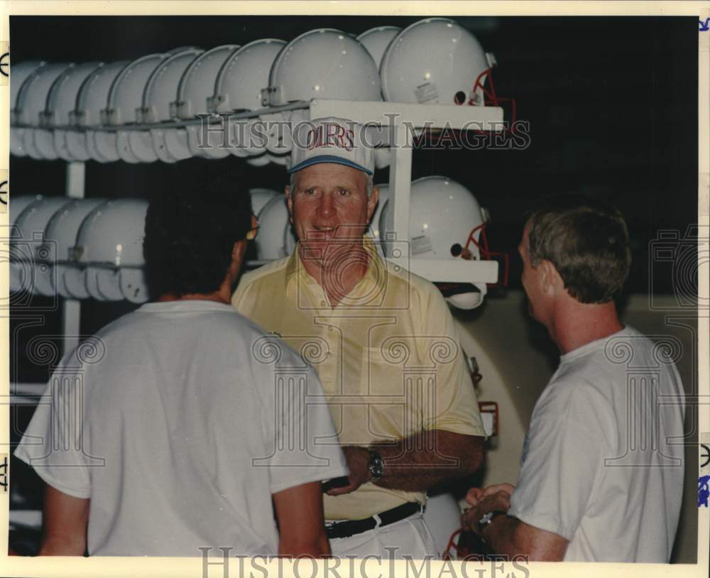 1991 Press Photo Houston Oilers Football Coach Jack Pardee &amp; Staff at Alamo Gym- Historic Images