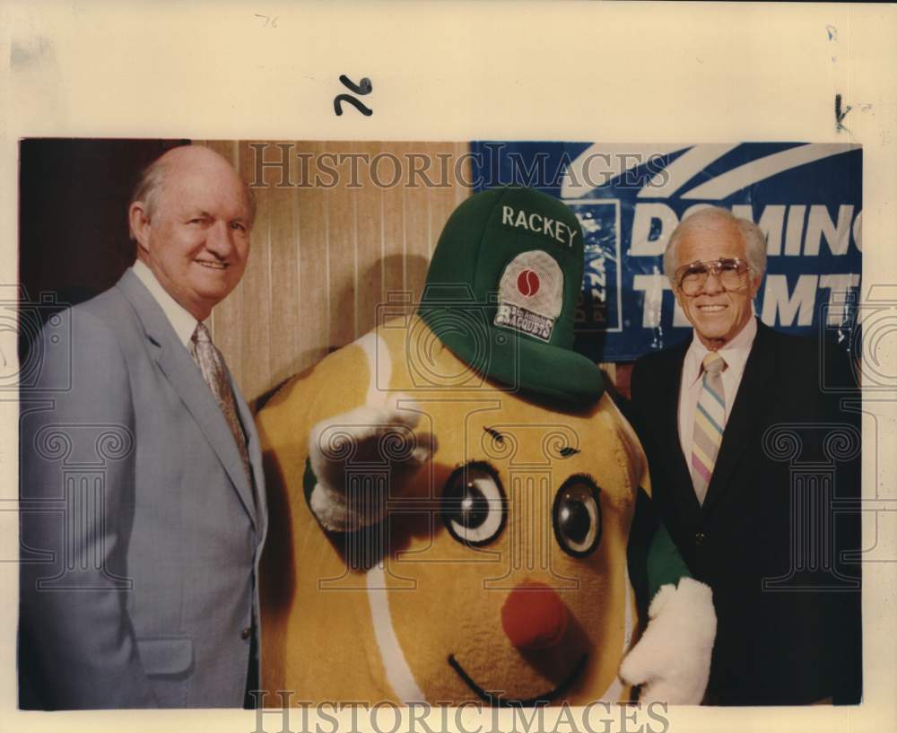 1988 Press Photo San Antonio Racquets Tennis & Owner Pose With Mascot- Historic Images