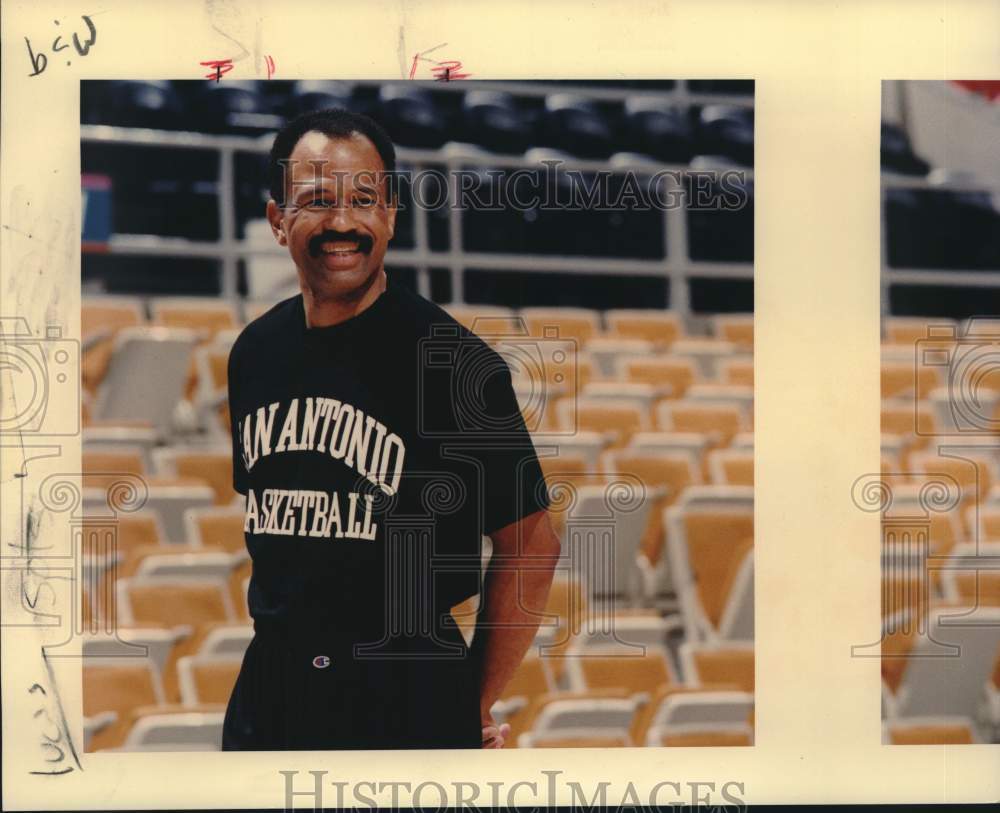 1992 Press Photo San Antonio Spurs Basketball Coach John Lucas at Practice- Historic Images