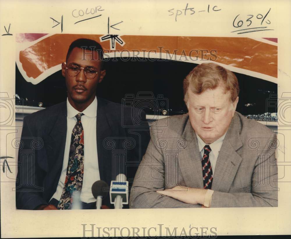 Press Photo San Antonio Spurs Basketball Player Willie Anderson & Team Official- Historic Images