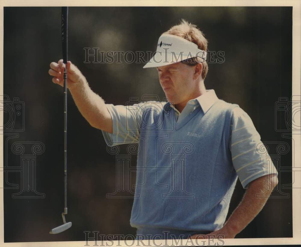 1988 Press Photo Golfer Mike Sullivan Lines Up Putt - sas23182- Historic Images