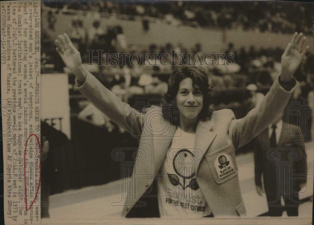 1975 Press Photo Runner Francie Larrieu Waves to Crowd at Los Angeles Track Meet- Historic Images