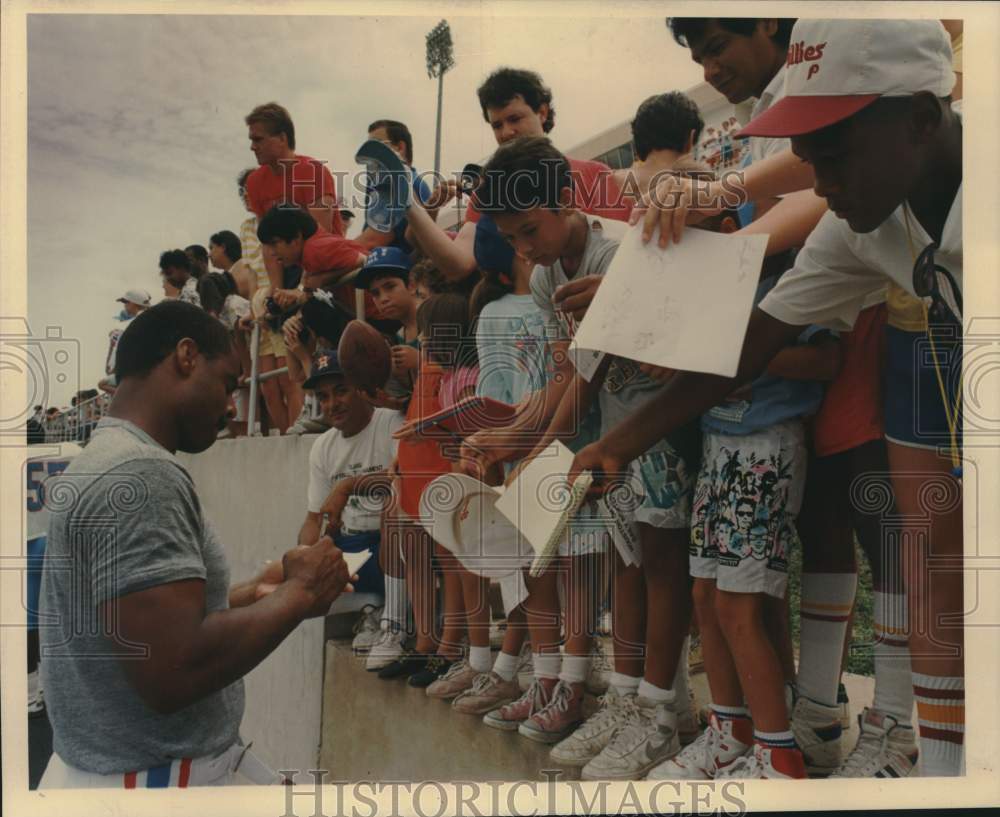 1988 Press Photo Houston Oilers Football Player Warren Moon Signs Autographs- Historic Images