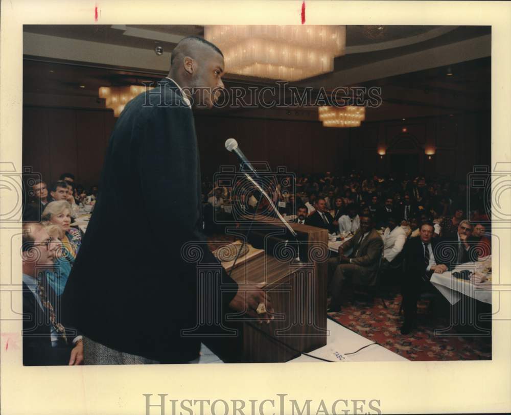 1992 Press Photo Shaquille O&#39;Neal Speaks to Texas Basketball Association- Historic Images