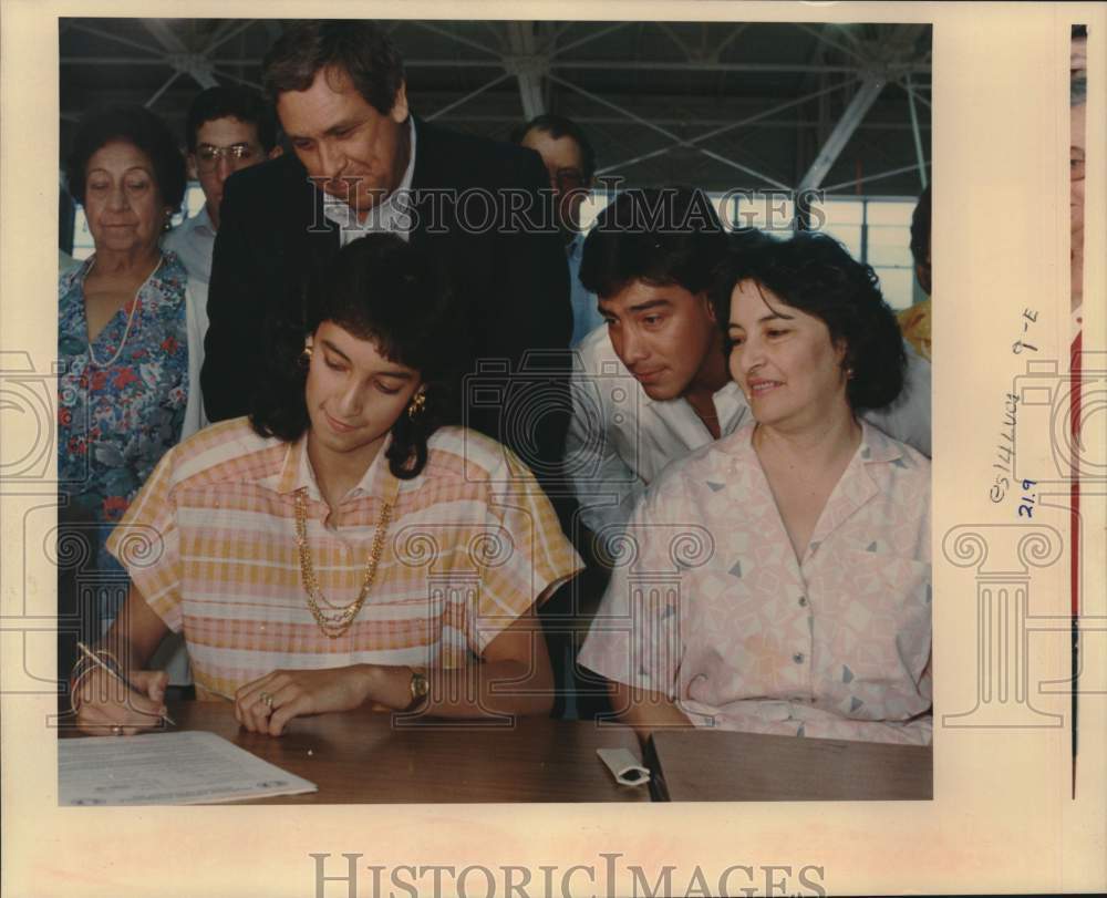 1988 Press Photo Robert E. Lee High School Basketball Player Signs With Texas- Historic Images