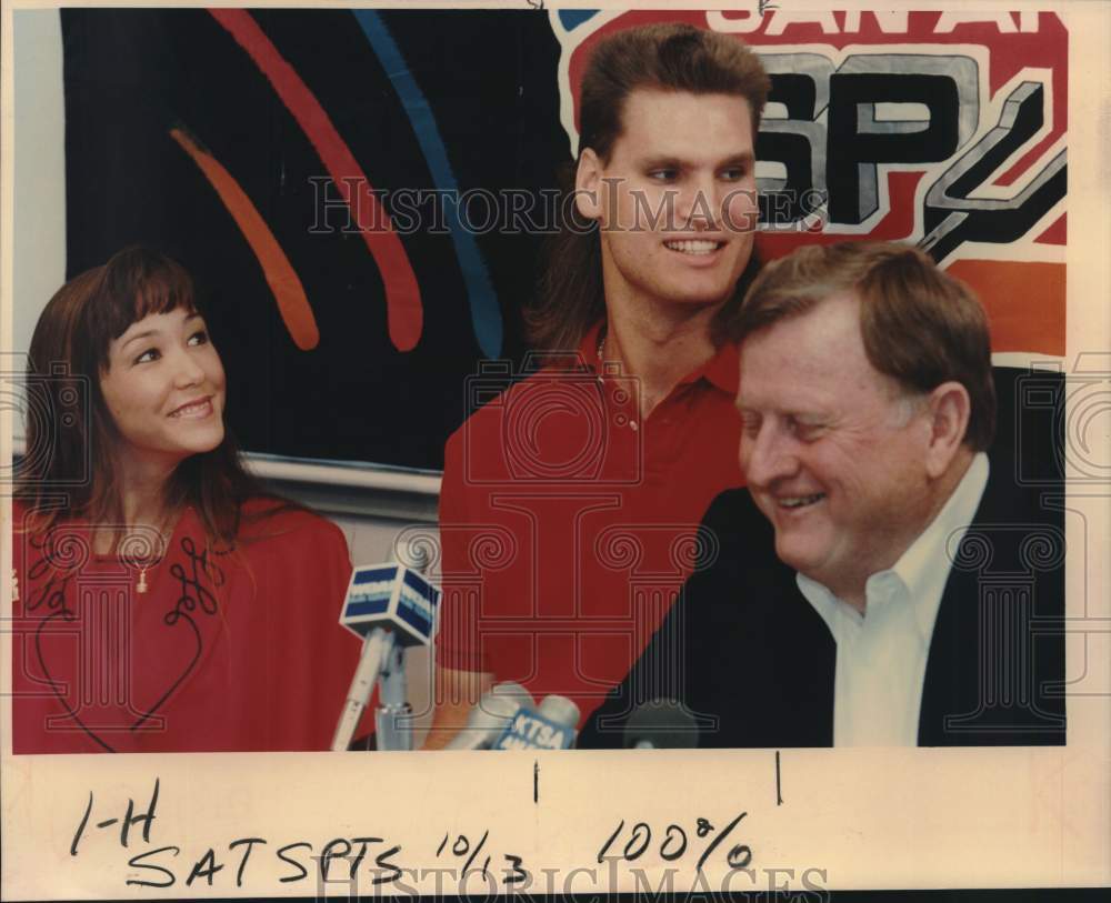 1990 Press Photo San Antonio Spurs Basketball Owner with New Player & Wife- Historic Images