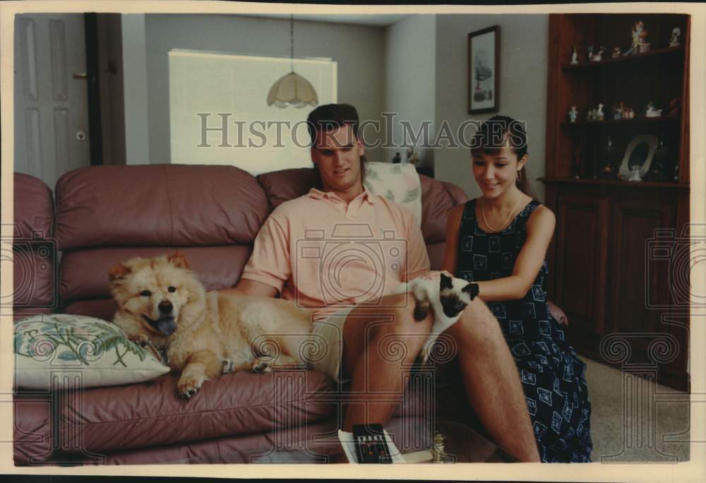 1990 Press Photo San Antonio Spurs Basketball Player Dwayne Schintzius & Wife- Historic Images