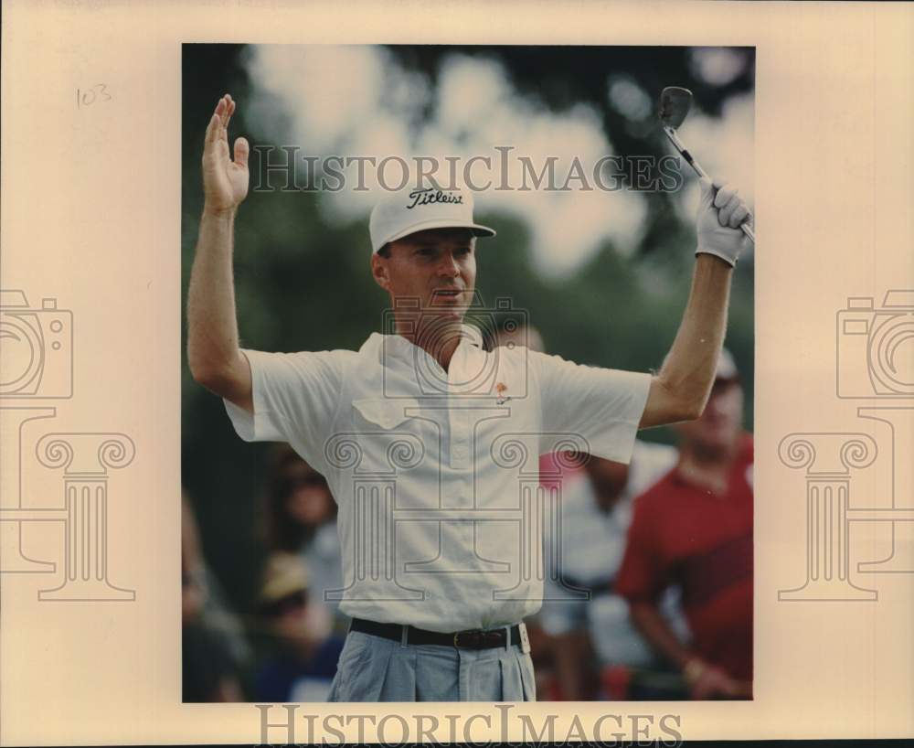 1990 Press Photo Golfer Gary Hallburg Celebrates Tee Shot at Texas Open- Historic Images