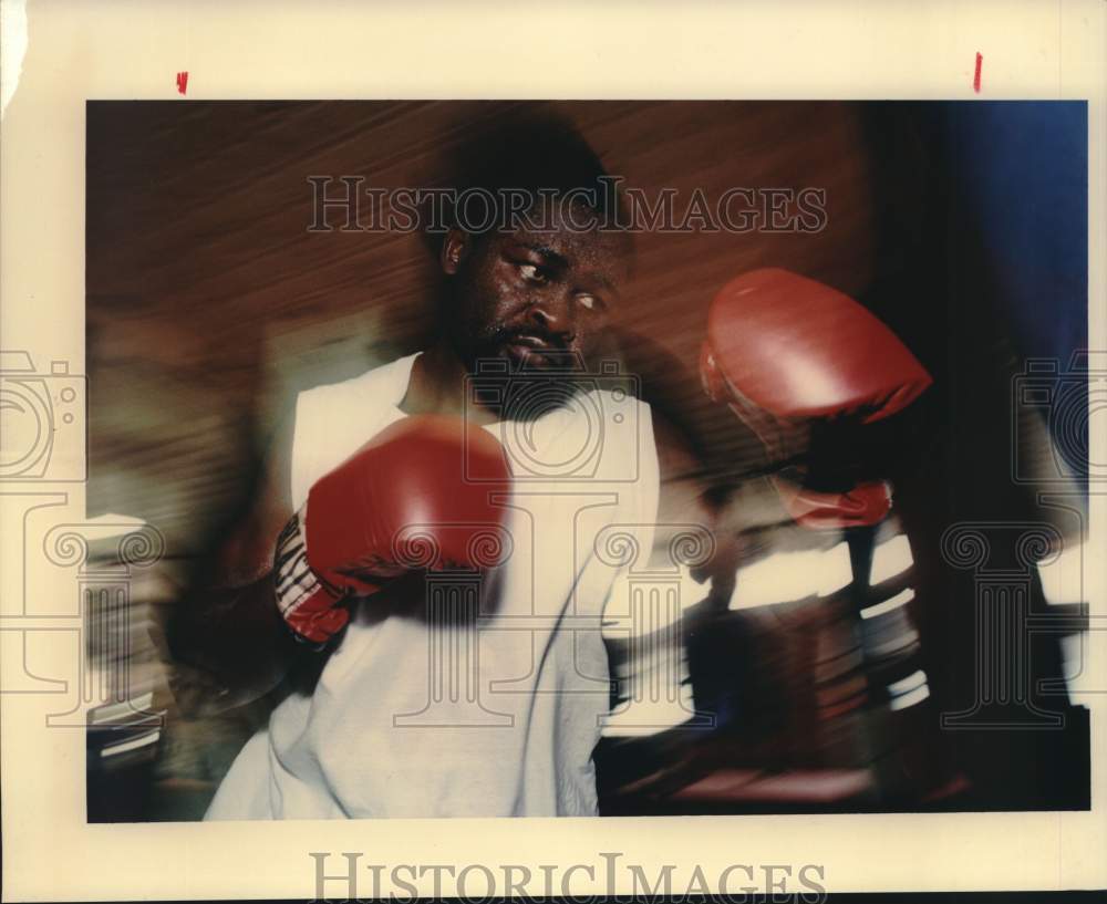 1993 Press Photo Boxer Azumah Nelson Trains at Zarzamora Street Gym - sas23240- Historic Images