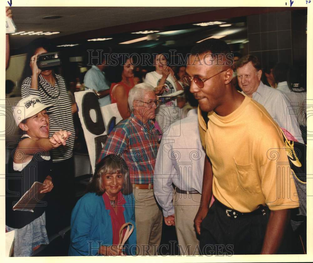 1990 Press Photo San Antonio Spurs Basketball Player Willie Anderson & Fans- Historic Images