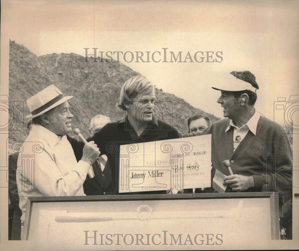 1977 Press Photo Bob Hope & Cary Middlecoff Award Check to Golfer Johnny Miller- Historic Images