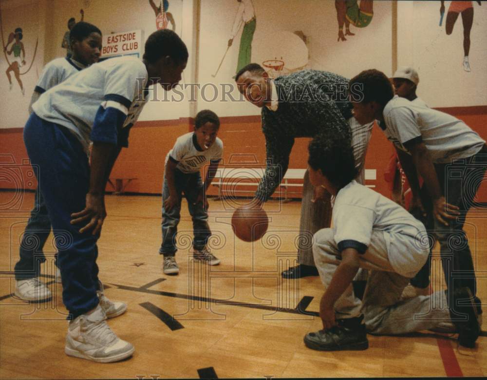 1988 Press Photo San Antonio Spurs Basketball Player With Boys & Girls Club Kids- Historic Images