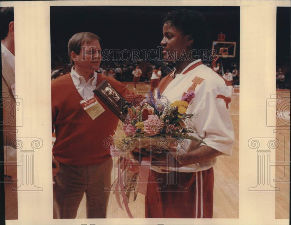 1989 Press Photo University of Texas Basketball Club Official Honors Player- Historic Images