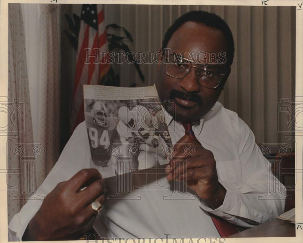 1989 Press Photo Football Player Roosevelt Leaks Holds Newspaper Clipping- Historic Images