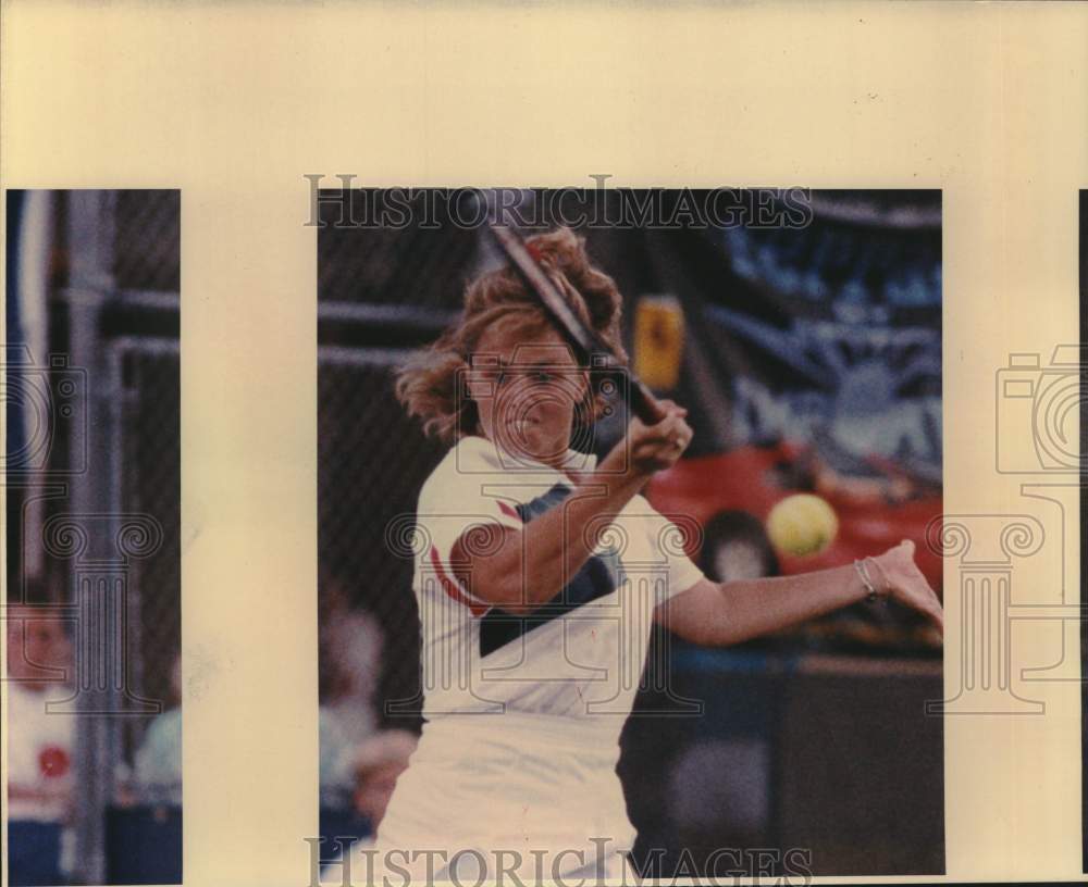 Press Photo San Antonio Racquets Tennis Player Beverly Bowes Hits Shot- Historic Images