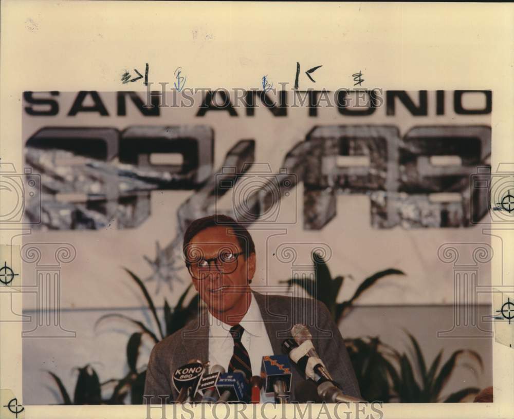 1988 Press Photo San Antonio Spurs Basketball Coach Larry Brown Talks to Press- Historic Images